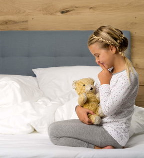 kleines Kind auf Matratze