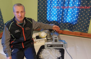 Manfred Preishuber beim Reinigen einer Matratze